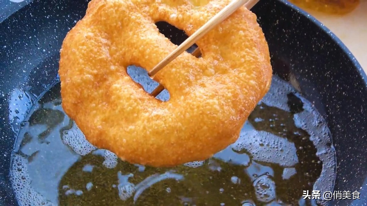 油饼怎样和面才酥软好吃,怎样做油饼和面才松软好吃