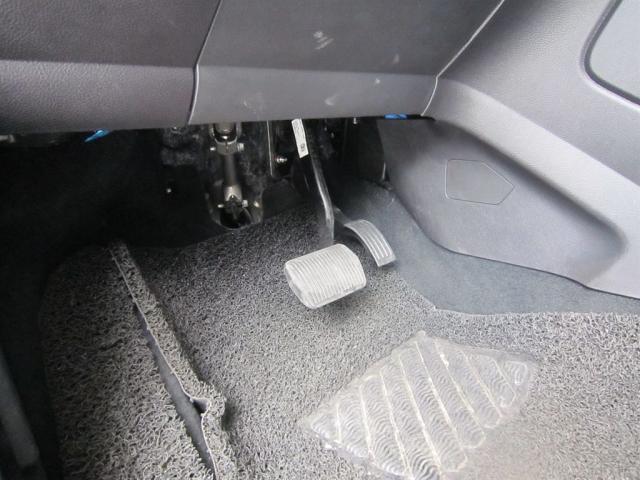 车子油门卡死怎么处理,油门踩下去就卡住怎么维修