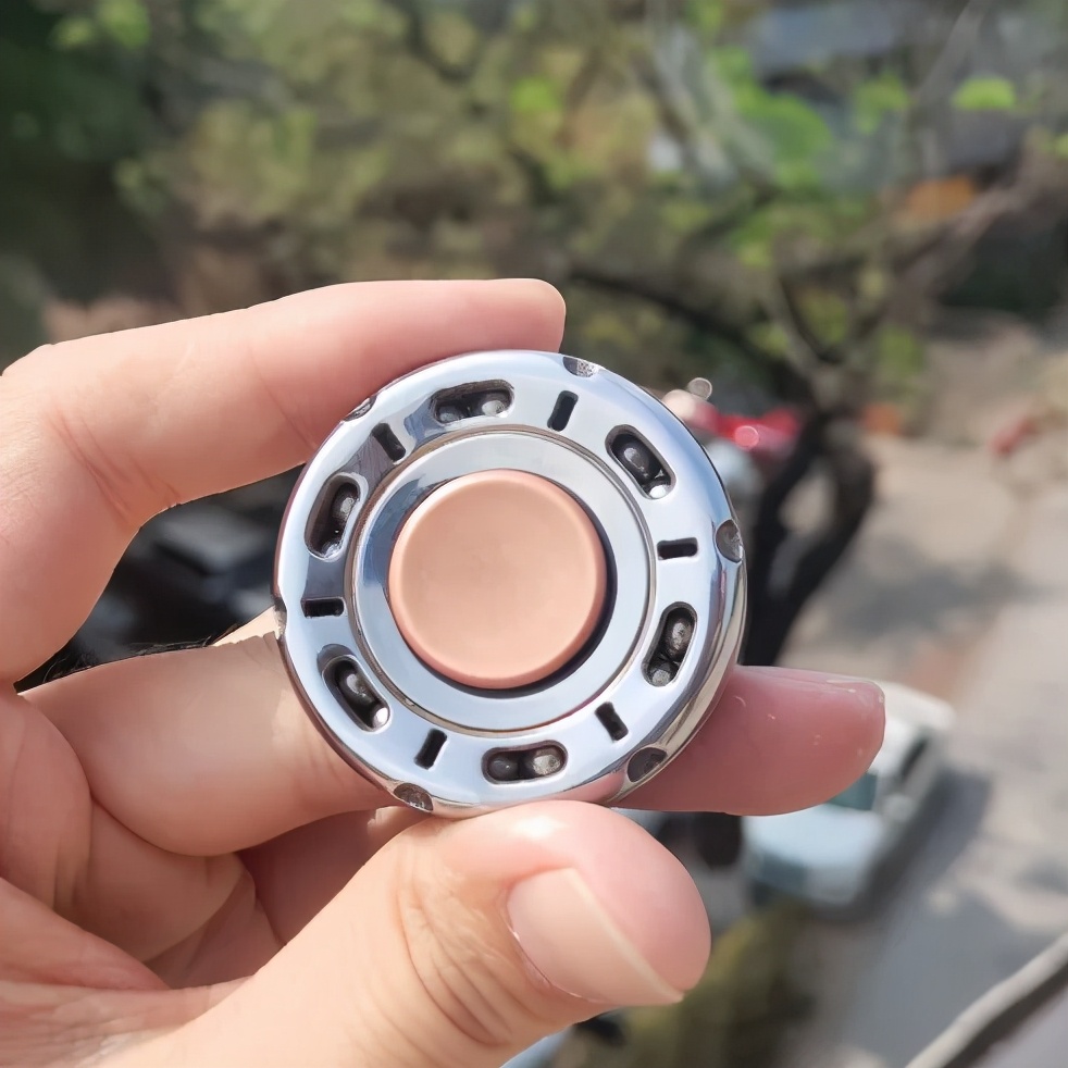 这个指尖陀螺不仅能转，还能啪啪啪？