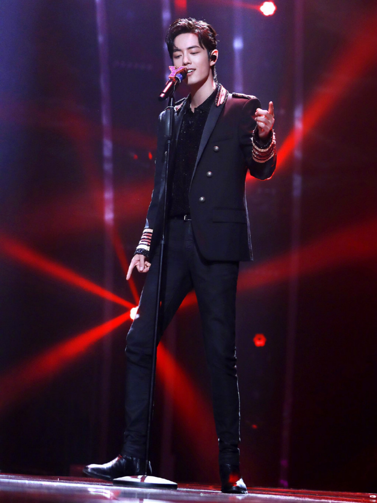 肖战穿搭夏款风衣,肖战穿红色风衣帅气十足