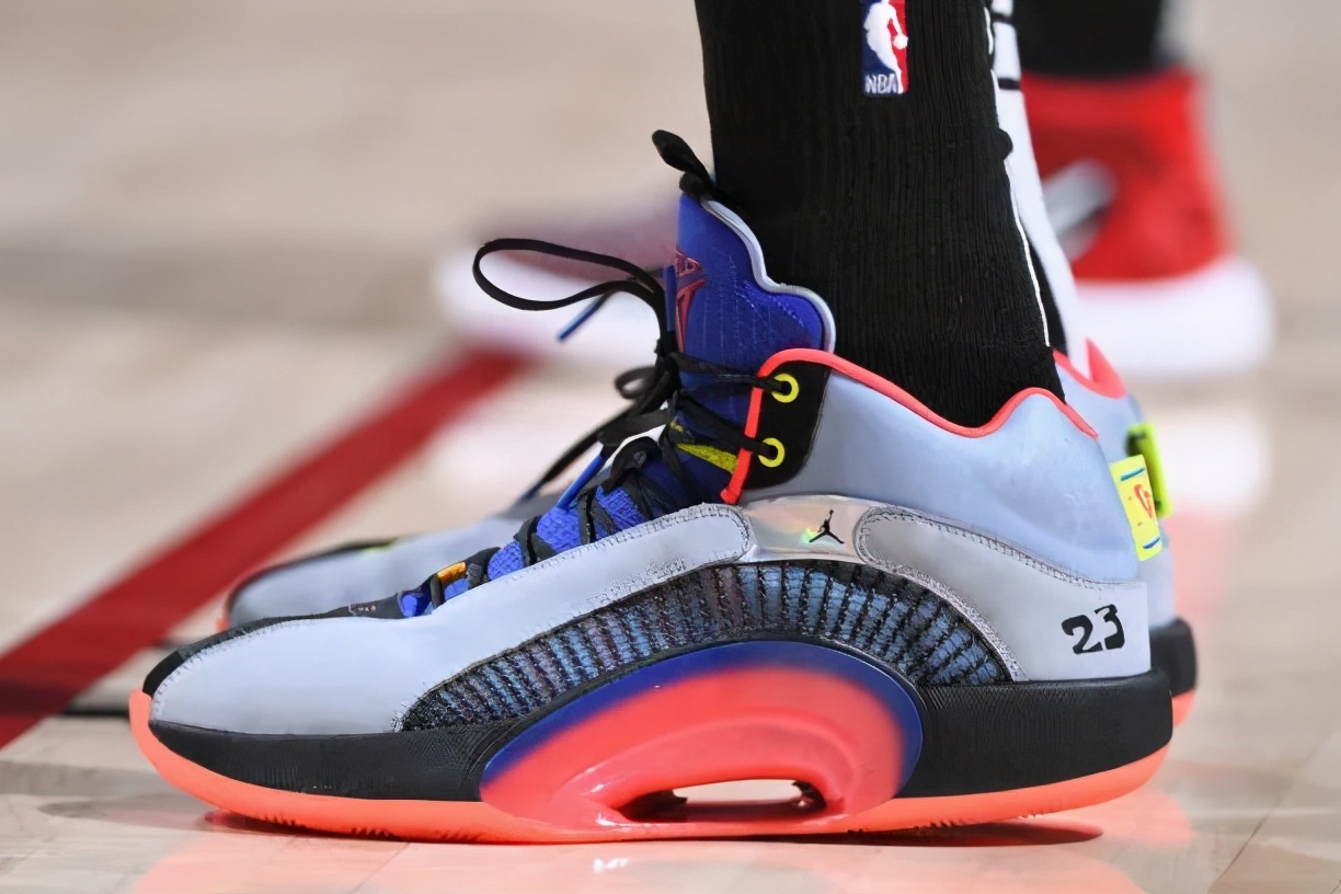 nba球员上脚球鞋闪击8,nba球星上脚闪击6圣诞节