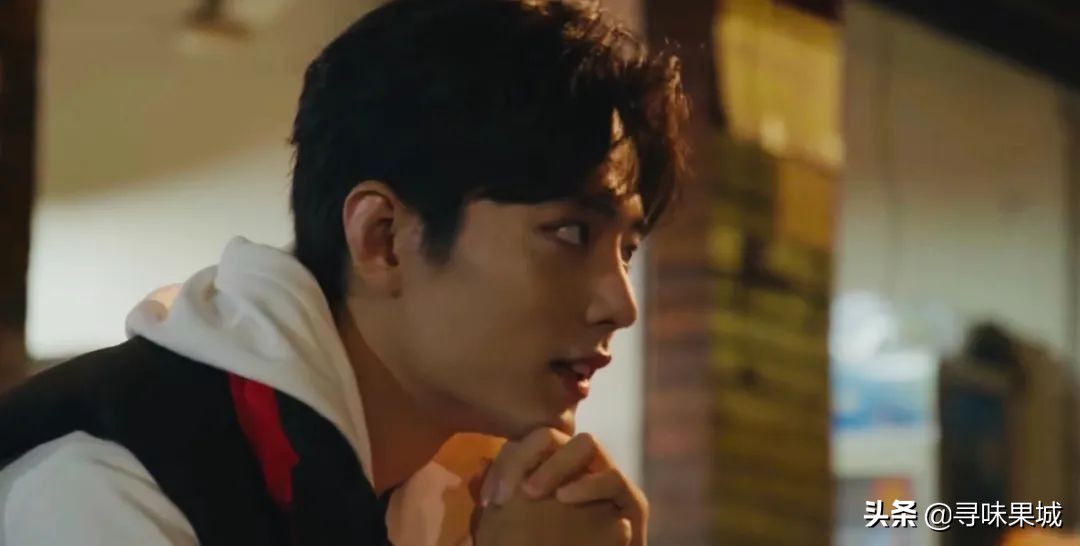 肖战重庆板凳面,肖战现身重庆一面馆吃豌杂面