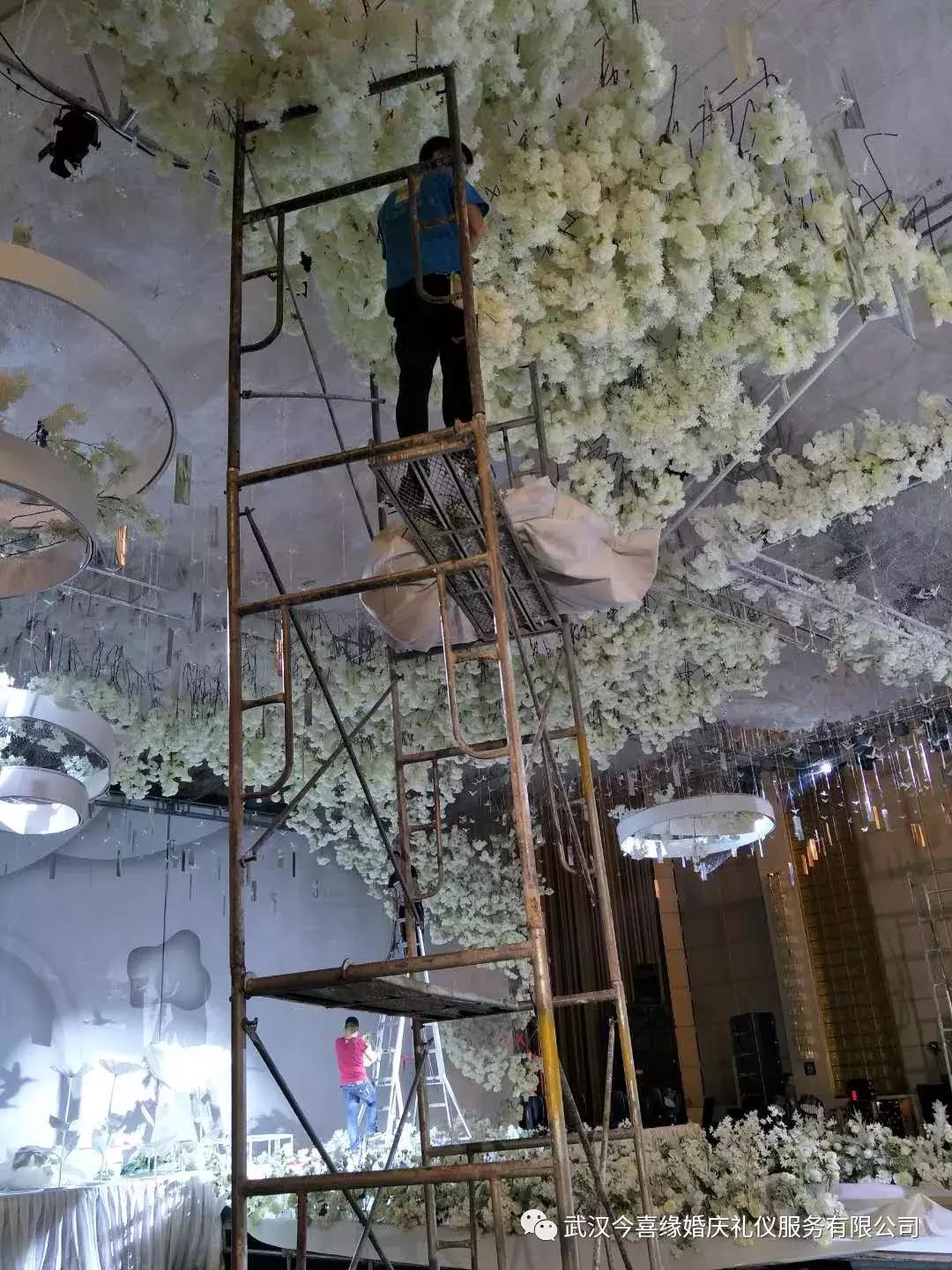 法式白绿色草坪婚礼布置,白绿色系婚礼调色教程