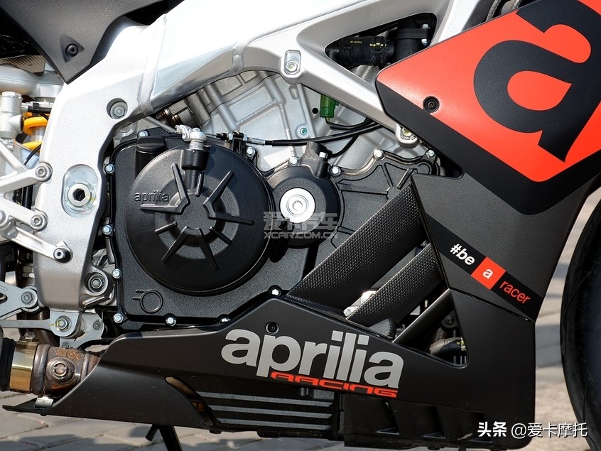 小姐姐骑着粉红色的仿赛摩托车,仿赛摩托车低座推荐