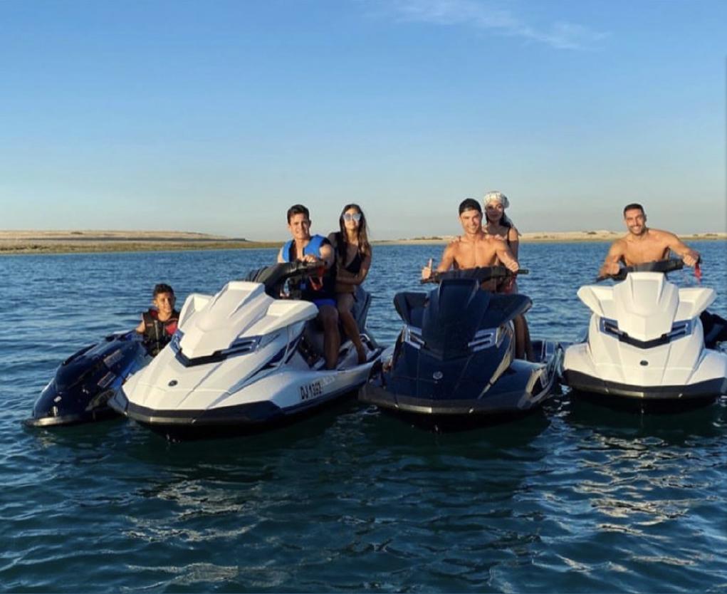 C罗迪拜包豪华游艇度假！与乔治娜骑摩托艇戏水，迷你罗开迷你摩托