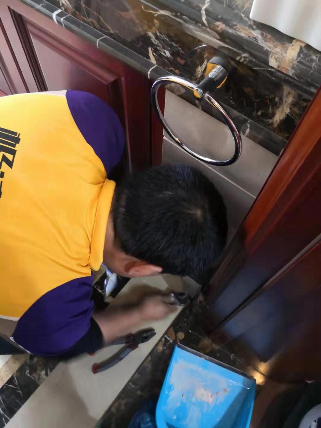 厕所漏水到楼下谁的责任,楼上厕所漏水楼下怎么修