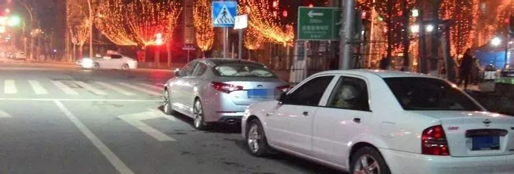 右转车道被车占用怎么做,右转车道有违停车辆怎么右转