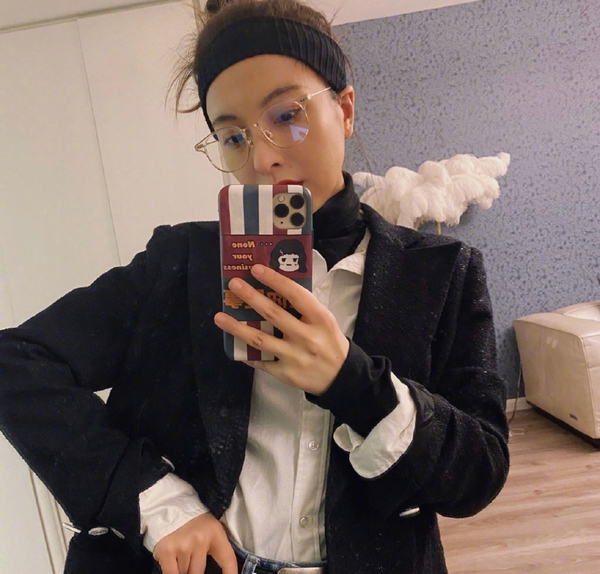 吴昕蓝色针织衫,吴昕毛衣搭卡其色西装裤