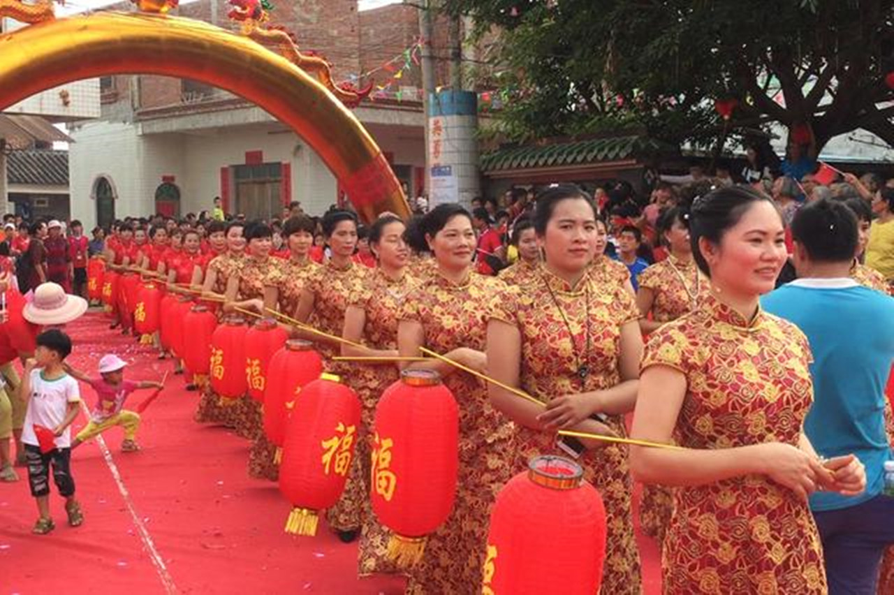 湛江坡头仔村外嫁女回娘家,老板回村送别墅