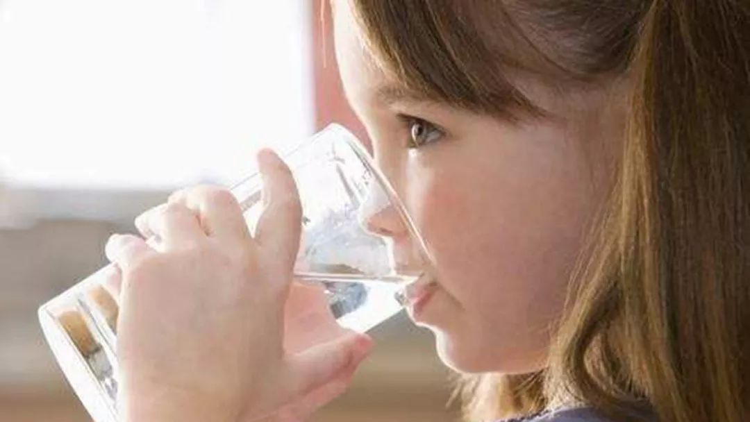 宝宝不爱喝水怎么办最有效的方法,宝宝不爱喝水可以喝白开水吗