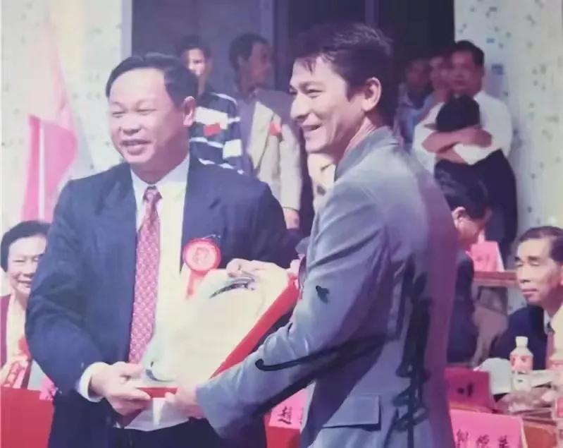 刘德华回乡新会祭祖视频,1997年刘德华荣归故里