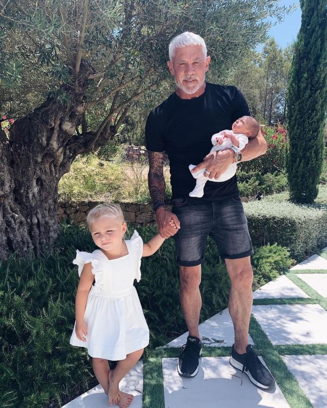 英58岁花花富豪订婚25岁女星，曾公开招女友，要求多还禁怀孕