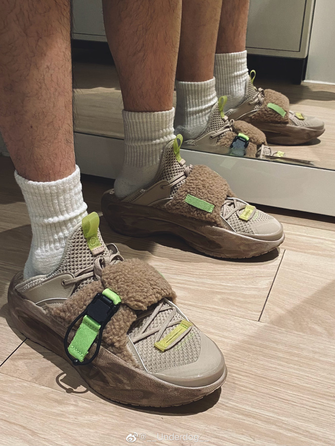 时装周新品拖鞋太帅了!外形惊喜,中底全掌䨻,这是李宁永远的神