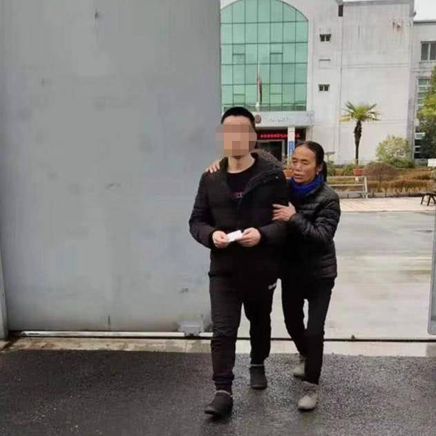 男子帮朋友抢票收到红包尝到甜头之后竟以此为业挣几十万