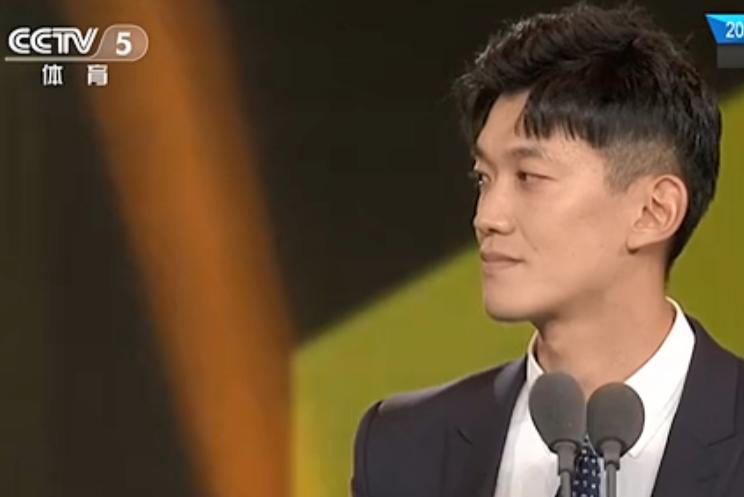 鲁能泰山李霄鹏颁奖仪式,鲁能中超颁奖