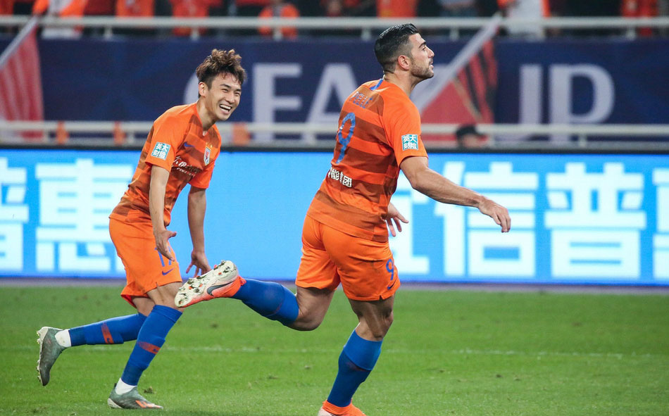 佩莱看跪了!鲁能26岁前锋身前2米无人防守一脚射门踢出界外