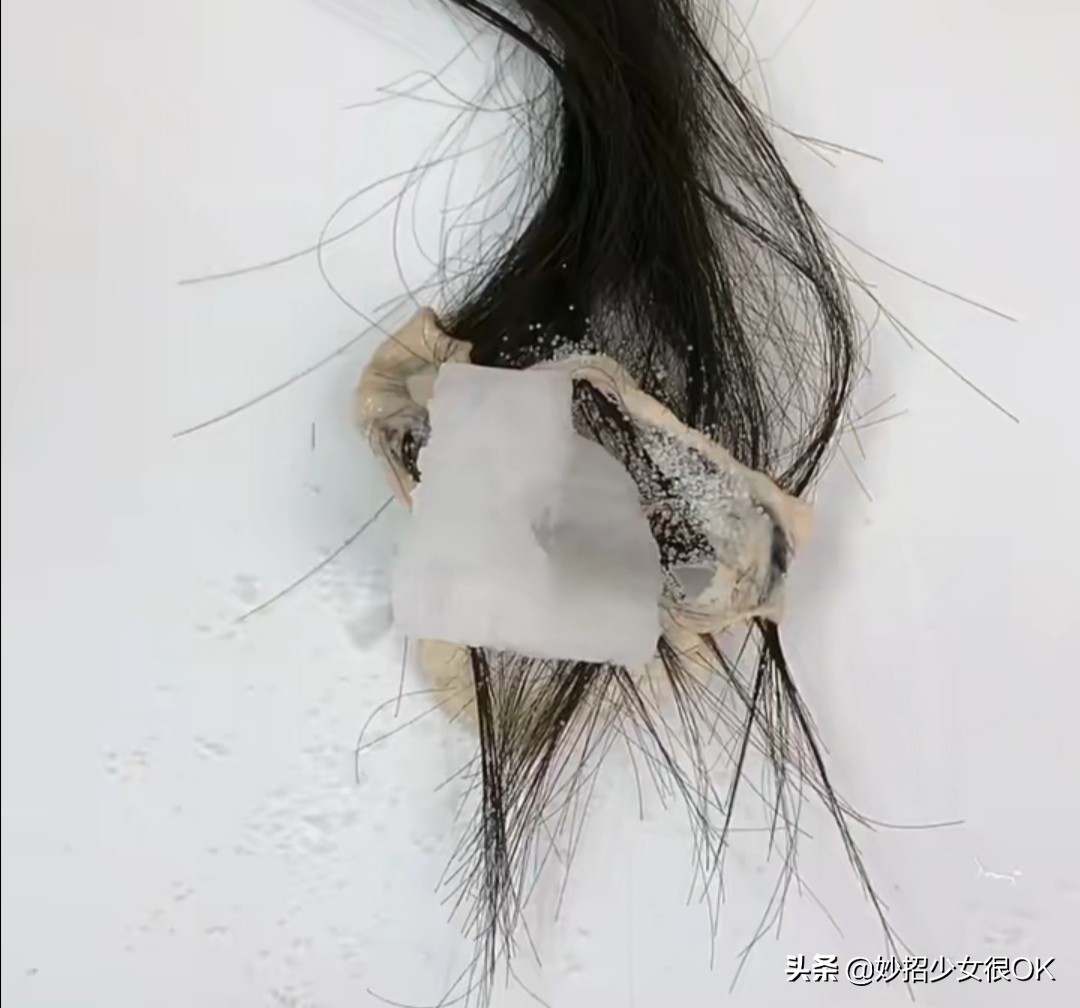 口香糖粘头发上用什么办法拿下来,如果头发粘上了口香糖怎么剪掉