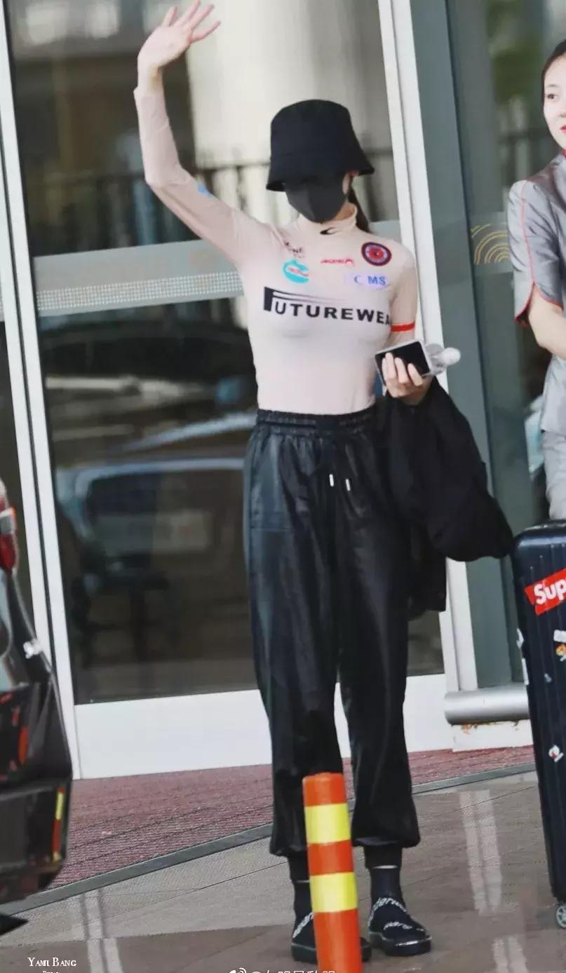 热巴当众撕衣服热舞,谁受得了