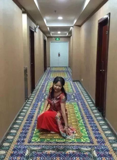 中国大妈拍照十大姿势抖音,中国大妈丝巾拍照姿势