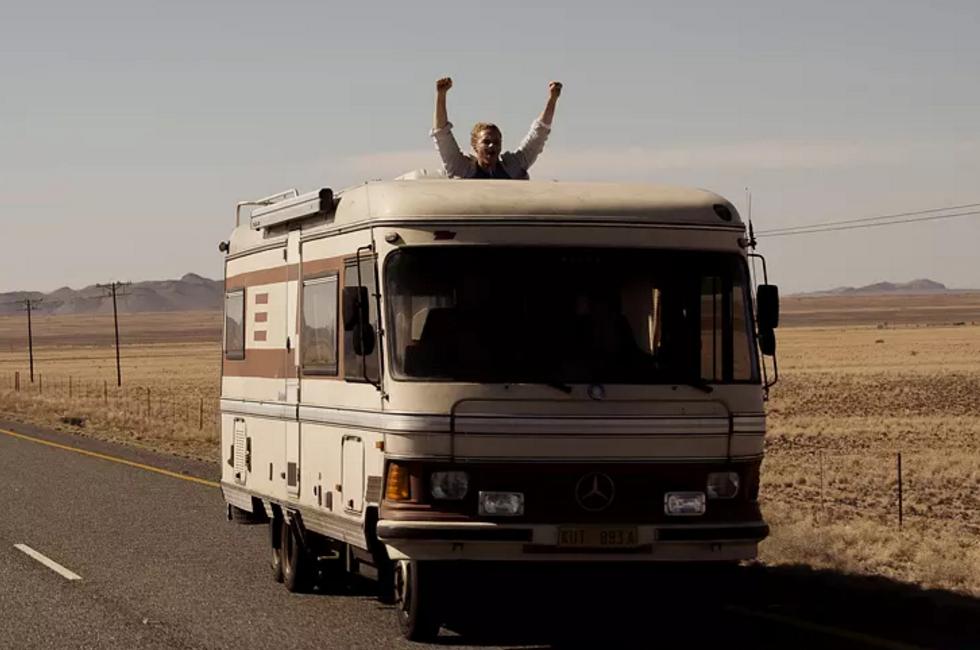 两位年轻人患绝症，借钱过奢靡生活，过程很搞笑，结局让人想哭