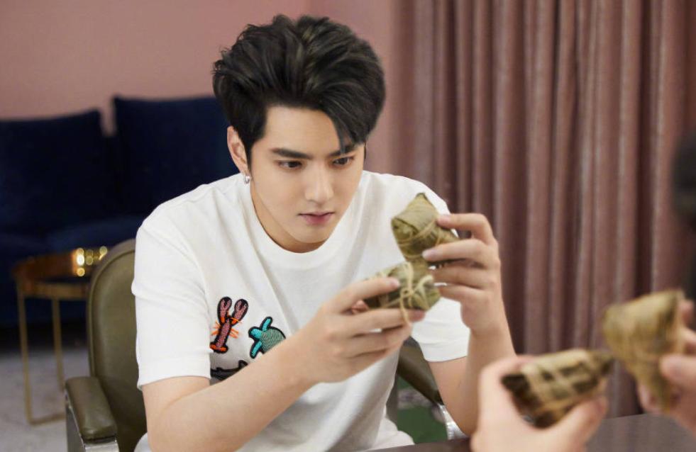 肖战端午节画粽子花絮,肖战端午手绘粽子热搜