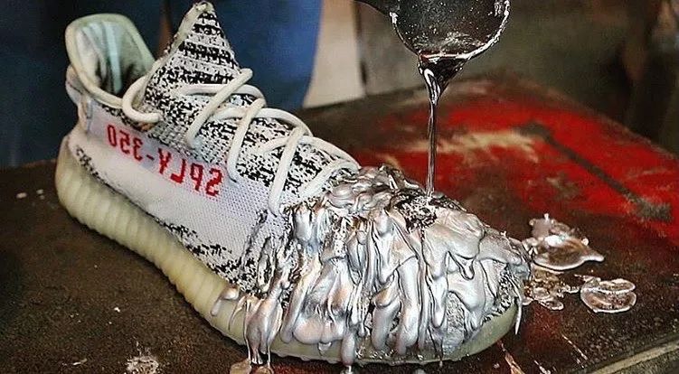 当初忍痛买的万元球鞋，被你们说拆就拆，你有想过我的感受吗？