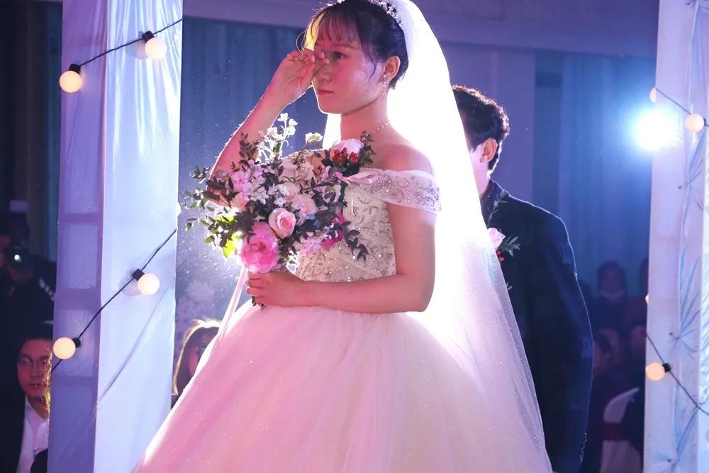 昨天，泰州这个地方举行了一场婚礼，新郎却始终没有出现……