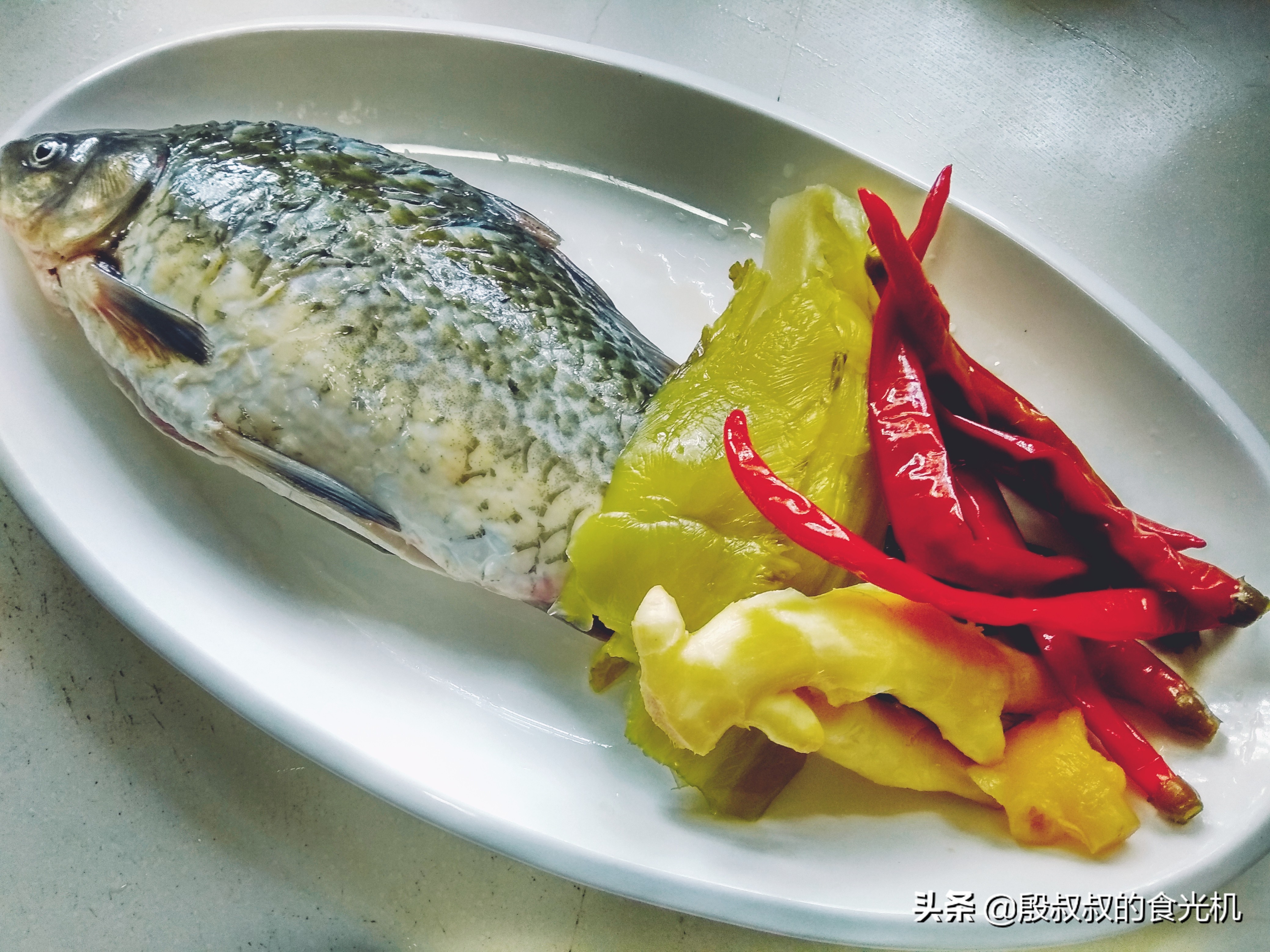 四川泡菜酸水加鲫鱼,泡菜鲫鱼做法四川名菜