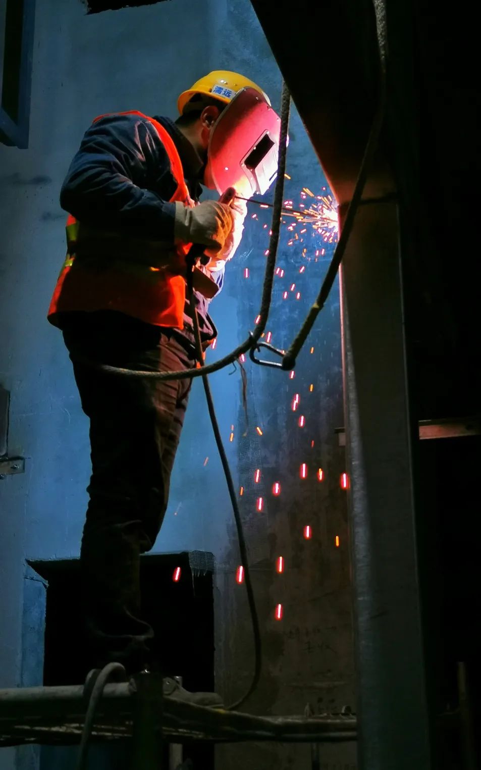 成都这个大型足球场封顶!创国内同等规模体育场工期最短纪录