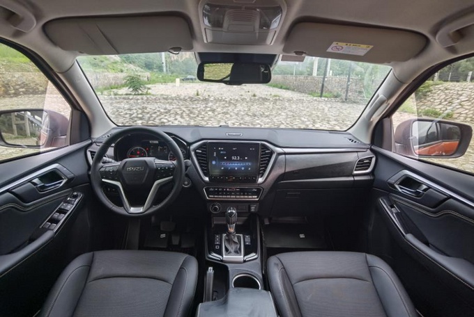 五十铃dmax是进口发动机吗,五十铃d-max对比大通皮卡