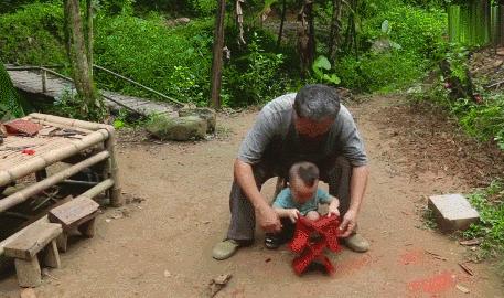 靠锯木头火爆国外，4000w人想当他孙子的大爷，到底有多牛x？