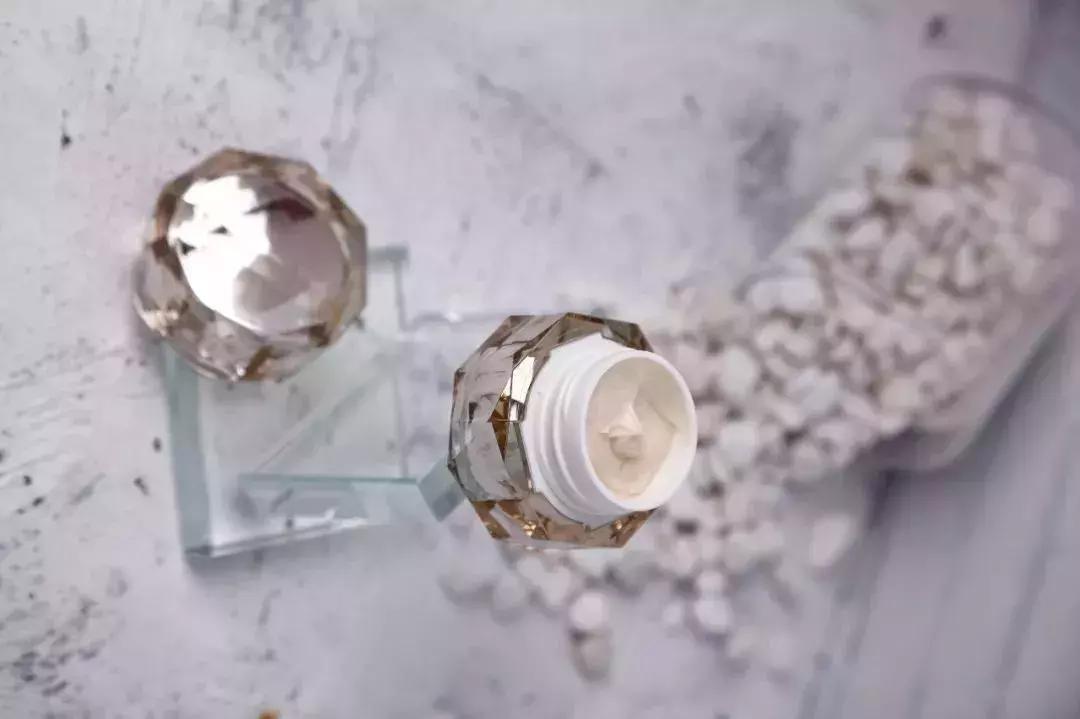 国内的日本化妆品专柜比比皆是,为什么还要专门飞日本买?