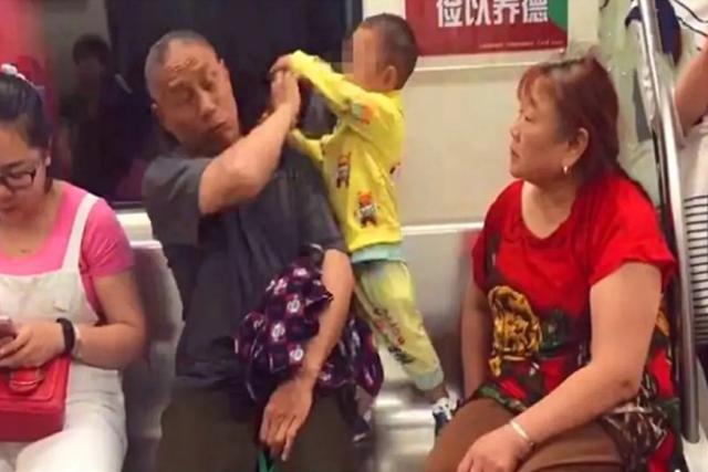 一岁婴儿反复呕吐大概一周两三次,1岁1个月孩子呕吐严重