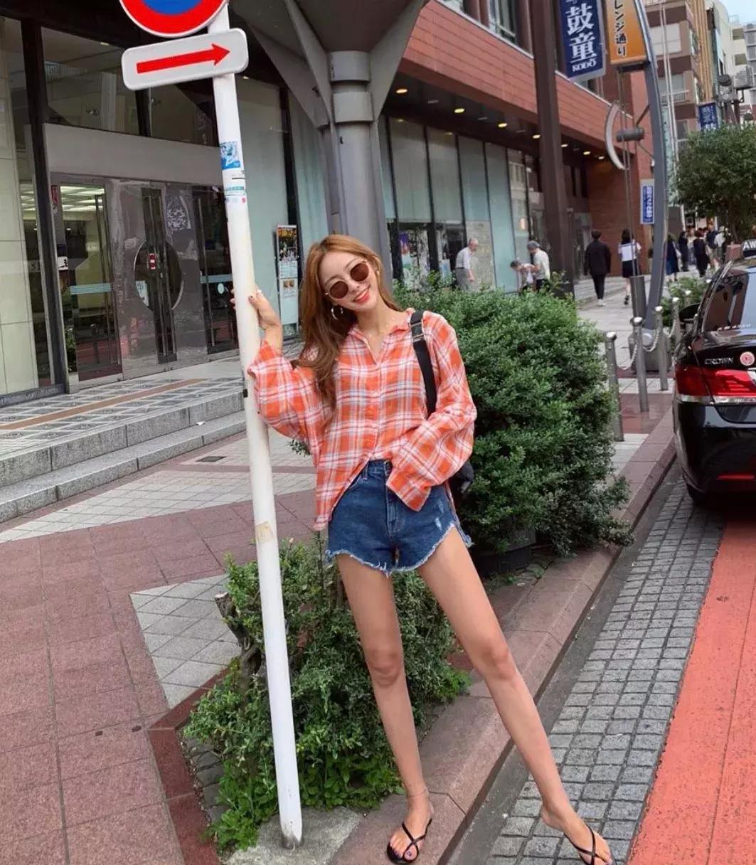 别再卷衣角了！今夏“剪一刀”洋气炸