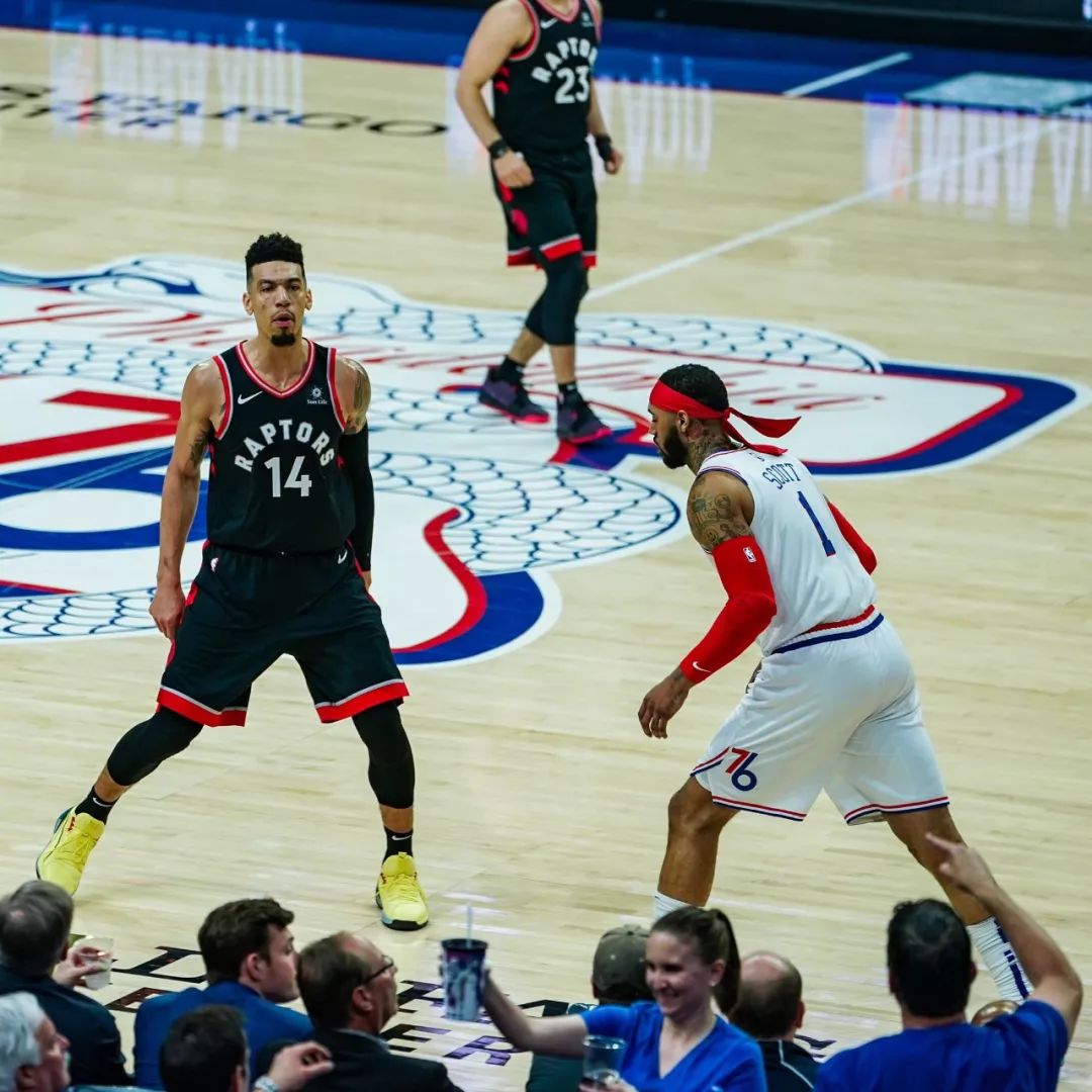 袭裆！绊人！猛龙4000万组合17中2得8分！他变乔丹也赢不了