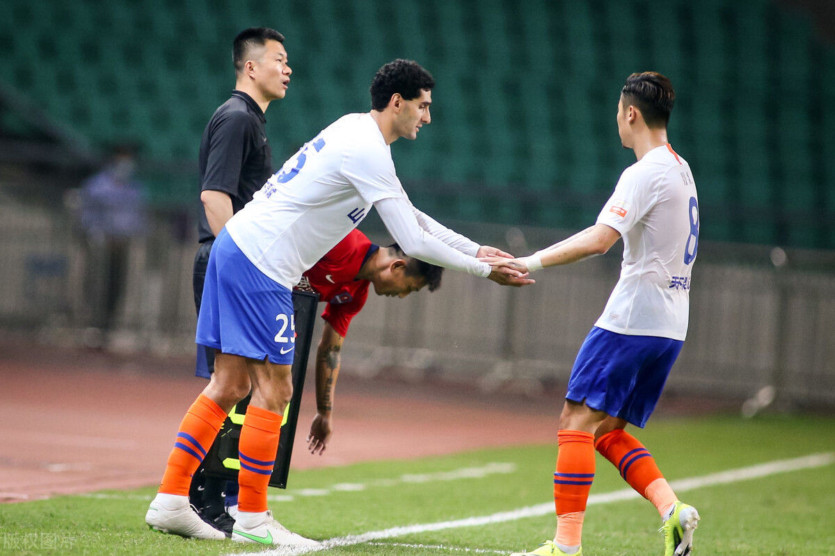 中超裁判4分钟2次判罚,中超业余裁判