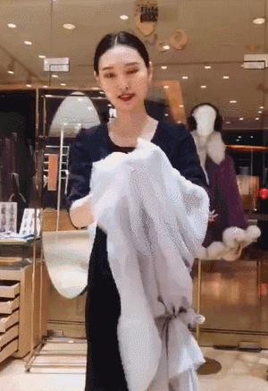 羊绒围巾这样戴简单又时尚,丝绸面料的围巾的系法