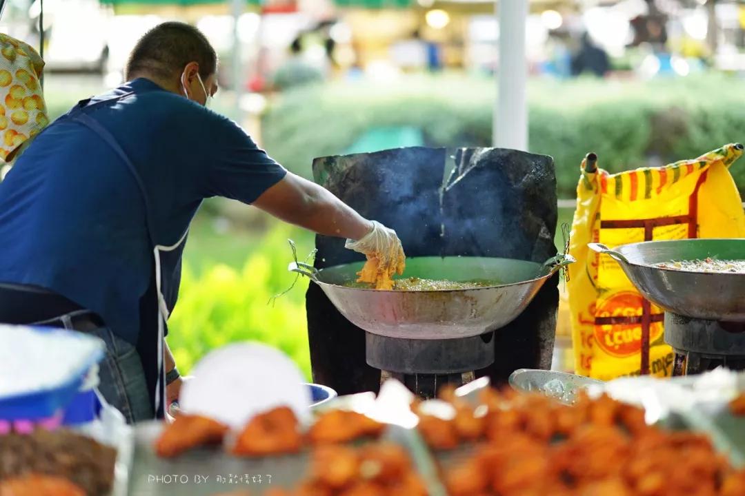 美国艺术家老夫妇定居苏梅岛十年，教游客画垃圾桶，唤醒环保意识