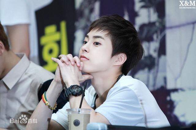 他出道时被无情拒绝，在SM公司努力练习三年，终在顶级天团大势