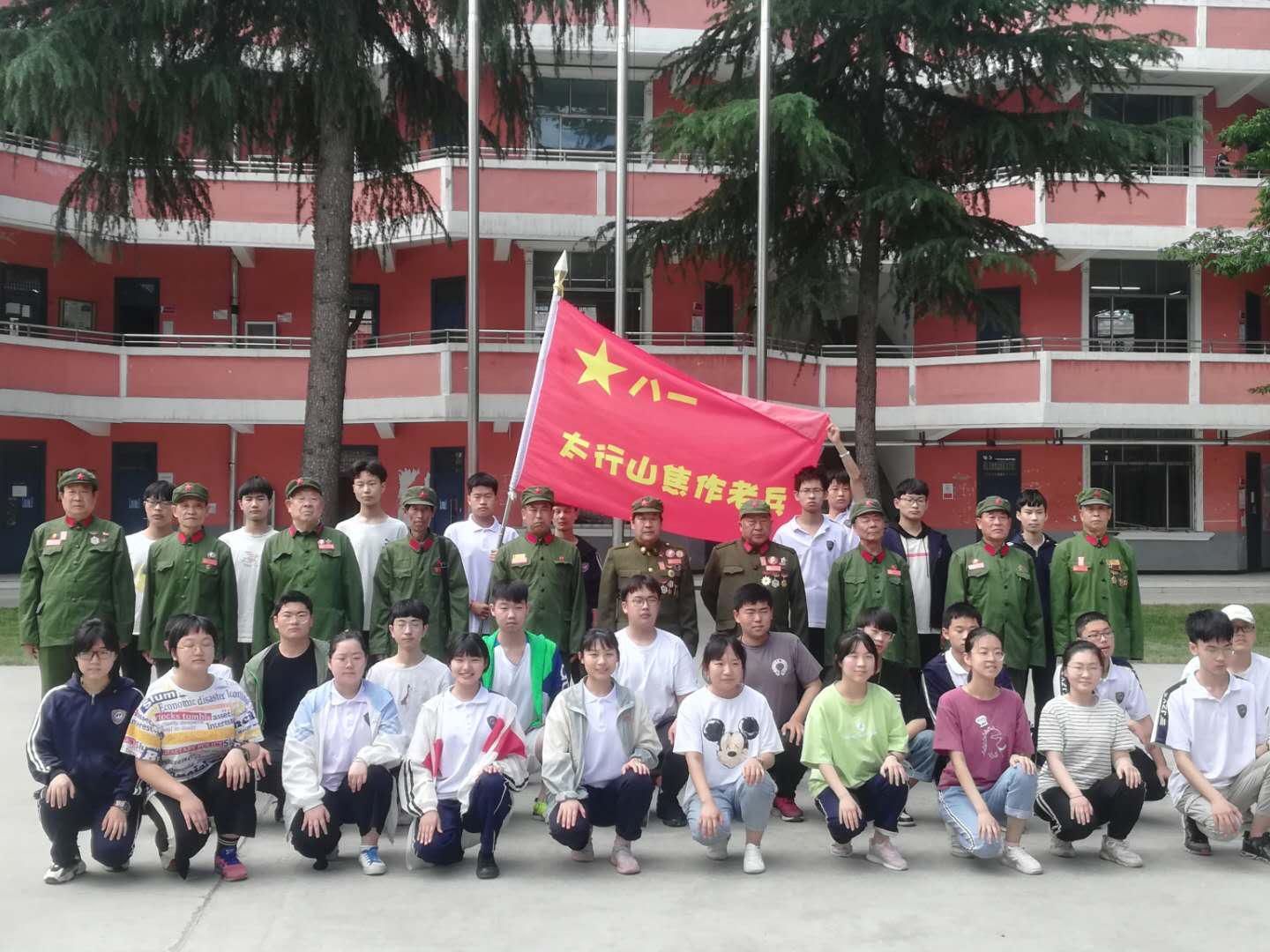 太行老兵家国情怀视频,千名学子缅怀先烈传承红色基因