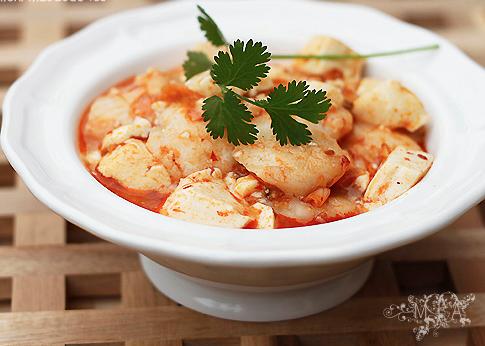 厨师长教大家来做麻辣豆腐鱼，做法简单，年夜饭必备的一道美食！