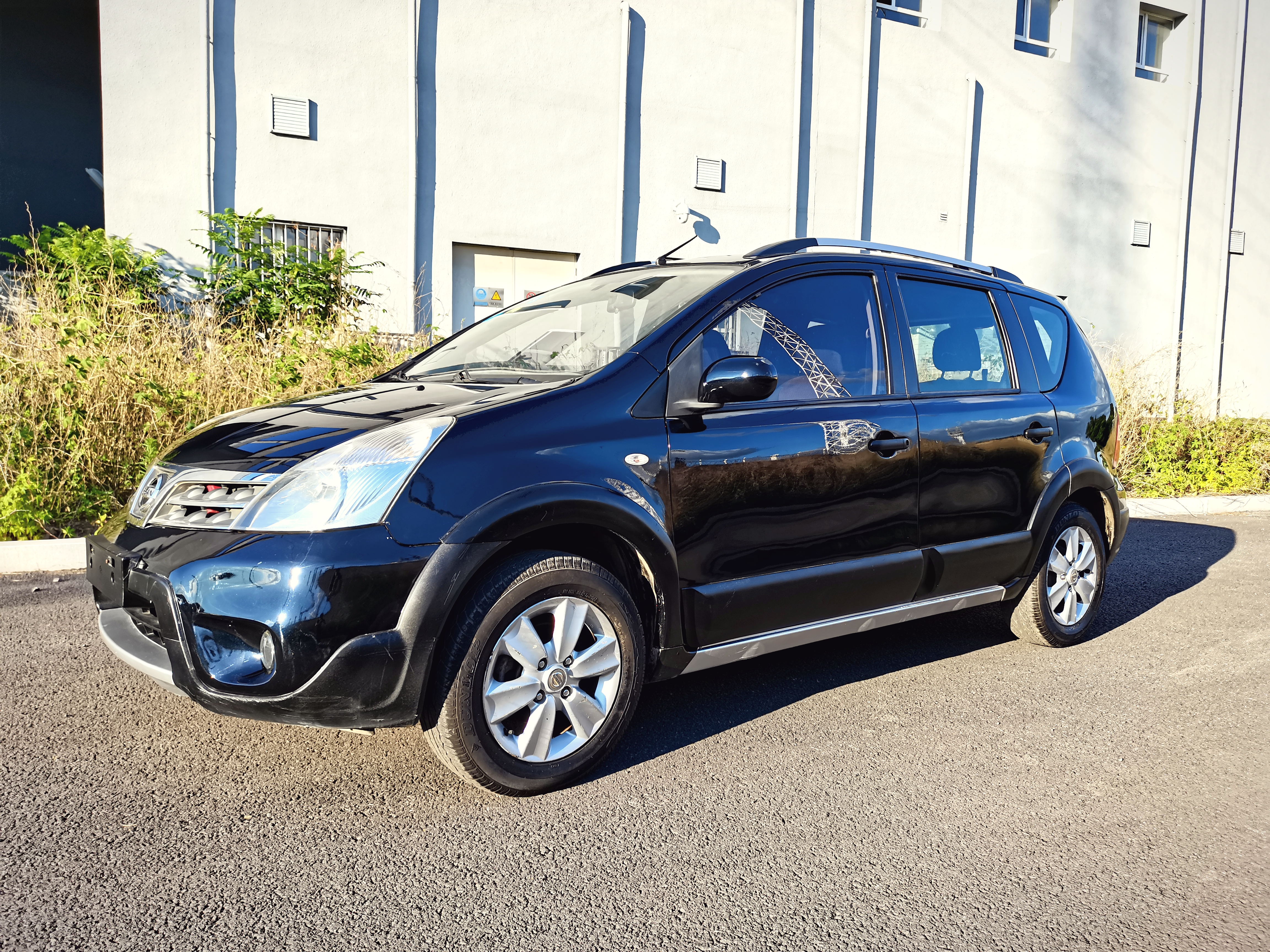 日产小面包车,实用家庭代步车日产骊威