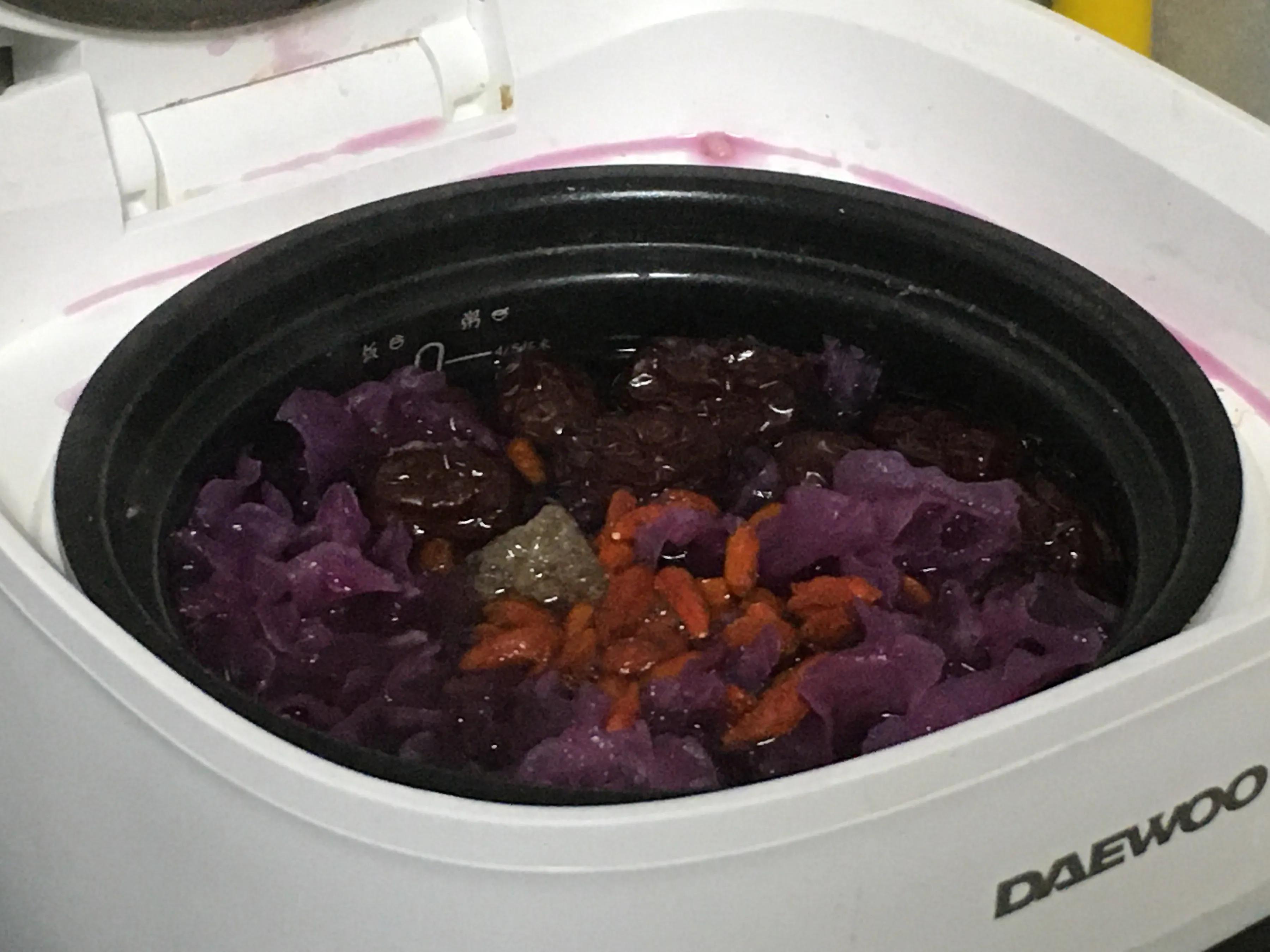 银耳汤开水熬吗,夏天煮银耳汤里放些什么东西