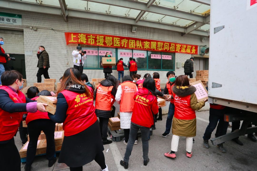 4万包卫生巾上热搜，在这场向一线女医务人员捐卫生用品的接力中，上海最早行动