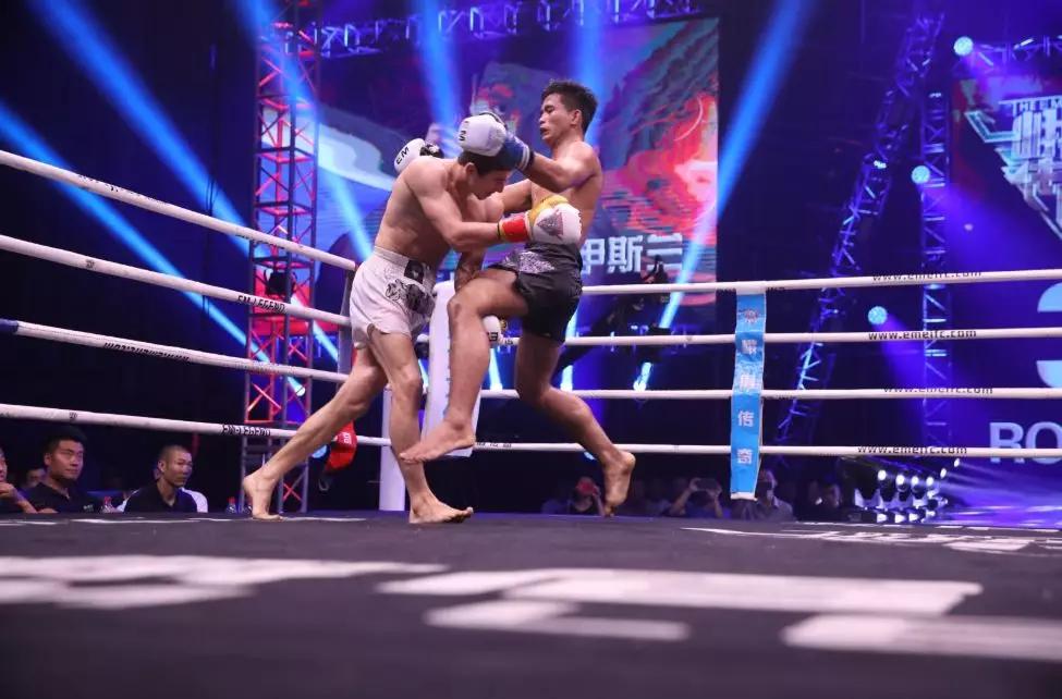 毒莲花隆拉威泰拳比赛,隆拉威打昆仑决