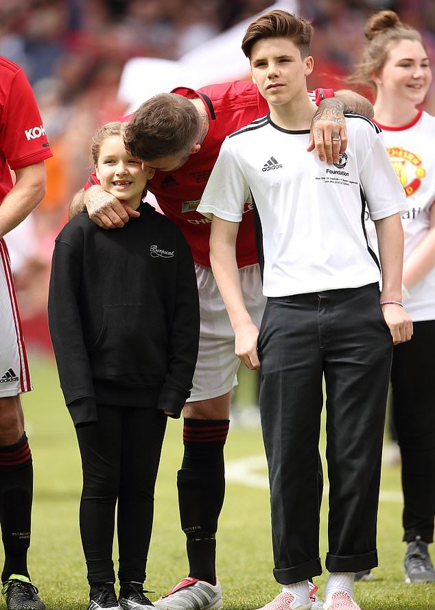 贝嫂带小七去看足球赛,贝嫂带娃看小贝比赛