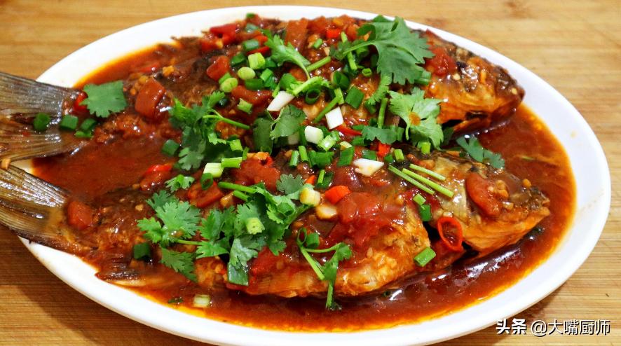 炖鱼里边添什么佐料鱼不腥气,炖鱼放不放鸡精