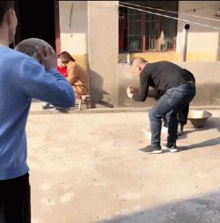 搞笑白色连衣裙视频,搞笑gif第356期