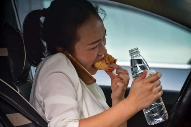 堵车怎样解决小便,长途堵车小便怎么办