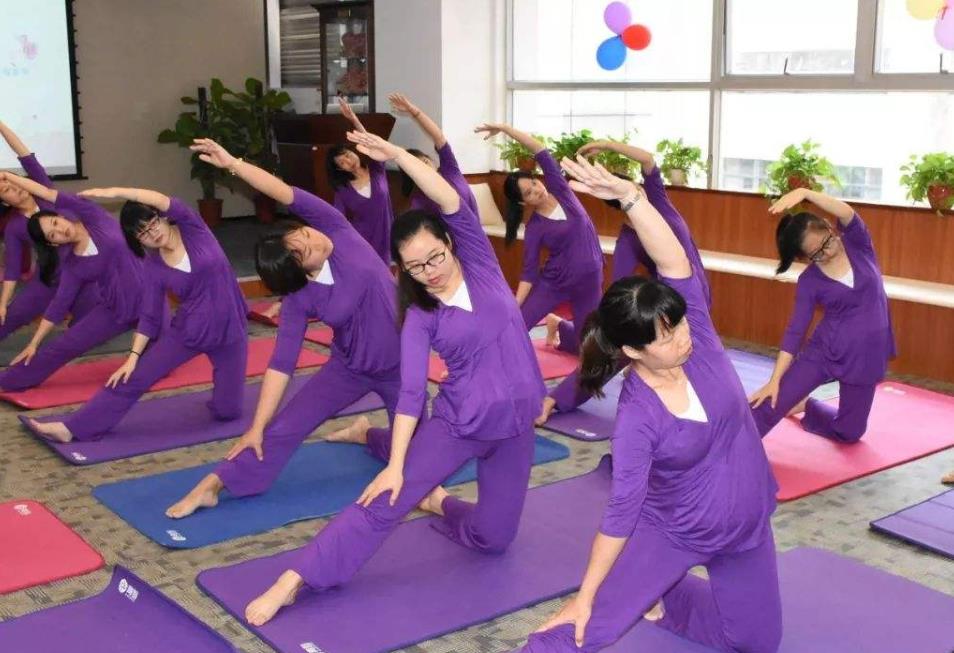 水果姐怀孕六个月挑战唱跳,体态丰腴却自信满满,宛如一个女英雄